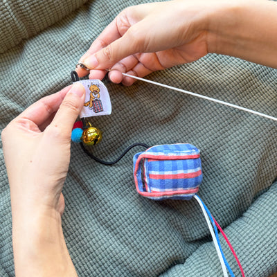 <tc>Meow² | 紅白藍膠袋逗貓棒替換件</tc>